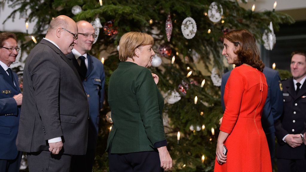 Bundeskanzlerin Merkel nimmt im Kanzleramt die Weihnachtsbäume entgegen