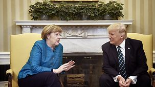 Bundeskanzlerin Angela Merkel unterhält sich mit US-Präsident Donald Trump im Oval Office.