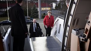 Bundeskanzlerin Angela Merkel steigt in ein Flugzeug.