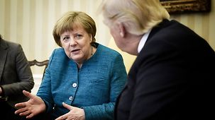 Bundeskanzlerin Angela Merkel unterhält sich mit US-Präsident Donald Trump im Oval Office.