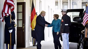 Bundeskanzlerin Angela Merkel wird im Weißen Haus von US-Präsident Donald Trump begrüßt.