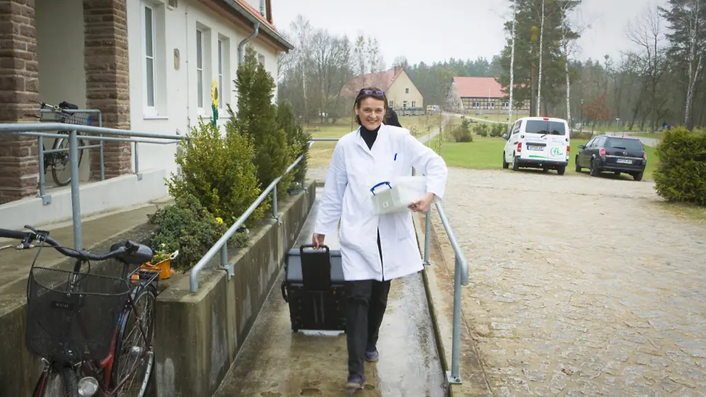 Dr. Kerstin Finger, 52, Zahnärztin und Anbieterin eines mobilen Zahnarztdienstes. Sie behandelt Patienten, die aufgrund von Alter oder Krankheit nicht in ihre Praxis nach Templin (Brandenburg) kommen können. Uckermark, ländlicher Raum, Dorf, …