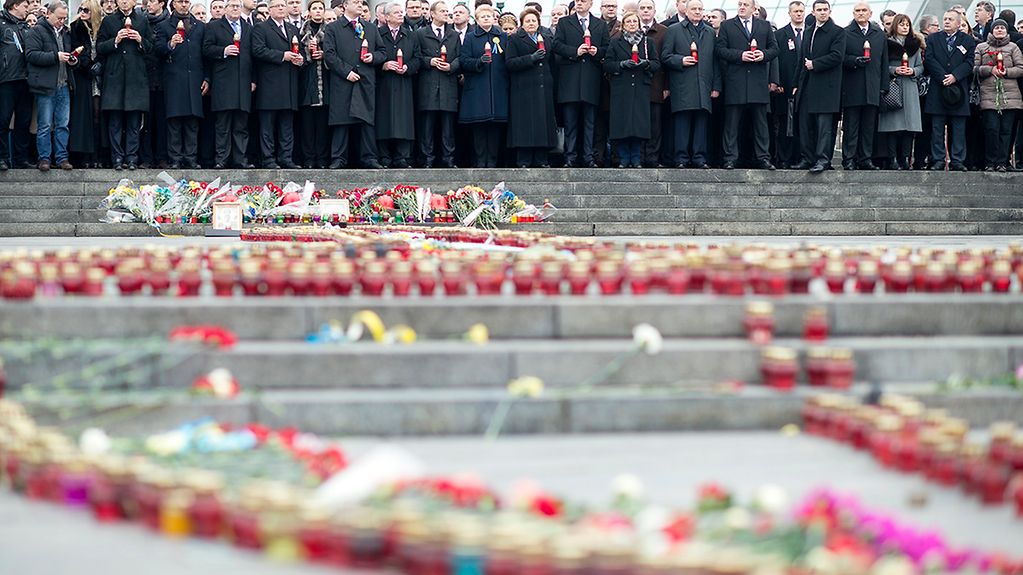 Heads of state pay tribute to the victims of the Maidan protests about one year ago.