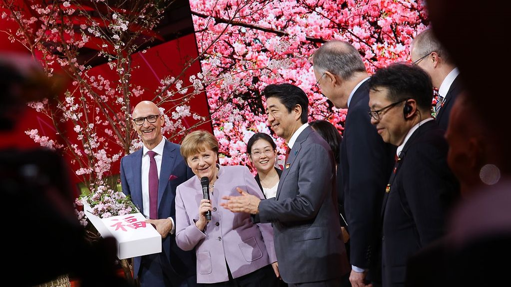 Bundeskanzlerin Angela Merkel und der japanische Ministerpräsident Shinzo Abe beim Rundgang über die CeBIT.