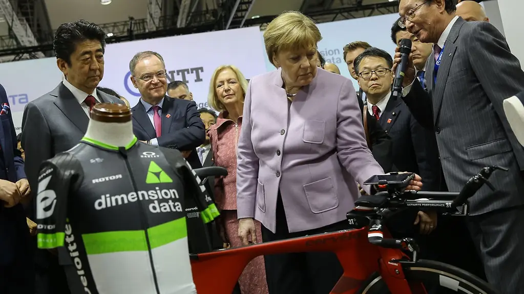 Bundeskanzlerin Angela Merkel und der japanische Ministerpräsident Shinzo Abe beim Rundgang über die CeBIT.