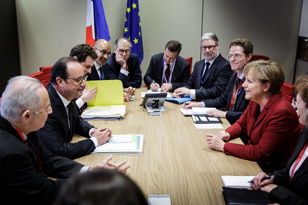 Bundeskanzlerin Angela Merkel unterhält sich mit dem französischen Präsidenten François Hollande.