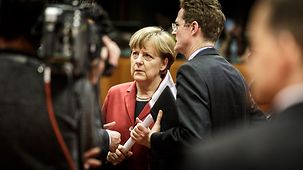 Bundeskanzlerin Angela Merkel und Nikolaus Meyer-Landrut, Leiter Europaabteilung im Bundeskanzleramt.