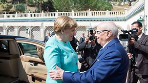 Tunesiens Präsident Beji Caid Essebsi begrüßt Bundeskanzlerin Angela Merkel im Präsidentenpalast in Tunis.