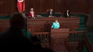 Bundeskanzlerin Angela Merkel spricht im tunesischen Parlament.