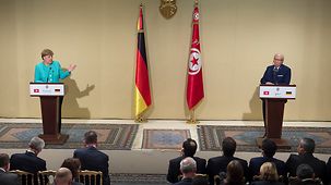 Bundeskanzlerin Angela Merkel und Tunesiens Präsident Beji Caid Essebsi bei einer gemeinsamen Pressekonferenz.