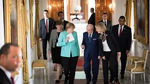 Bundeskanzlerin Angela Merkel unterhält sich mit Tunesiens Präsident Beji Caid Essebsi.