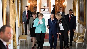 Bundeskanzlerin Angela Merkel unterhält sich mit Tunesiens Präsident Beji Caid Essebsi.