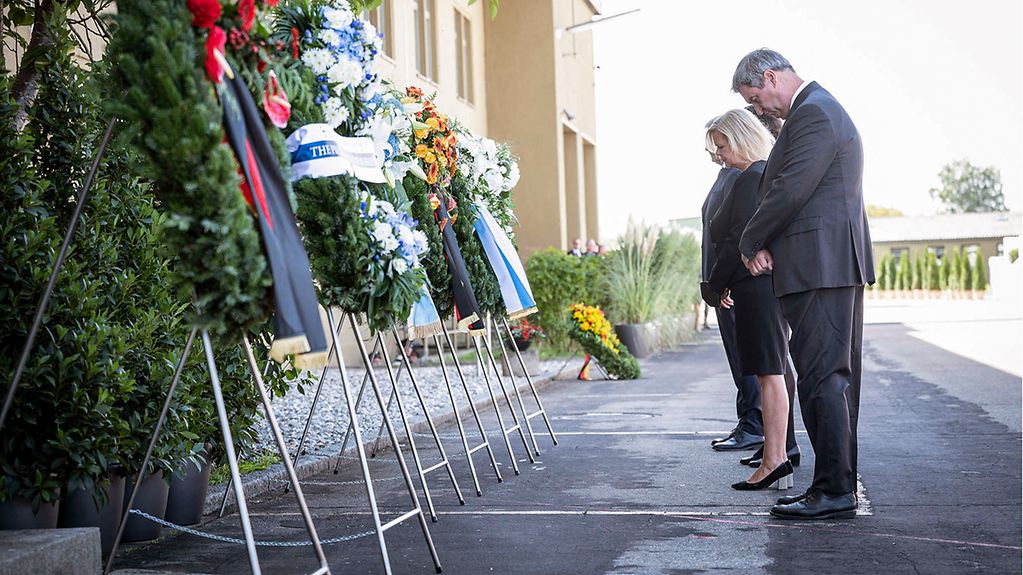 Nancy Faeser, Bundesministerin des Inneren und für Heimat, und Markus Söder, bayerischer Ministerpräsident, vor Gedenkkränzen.