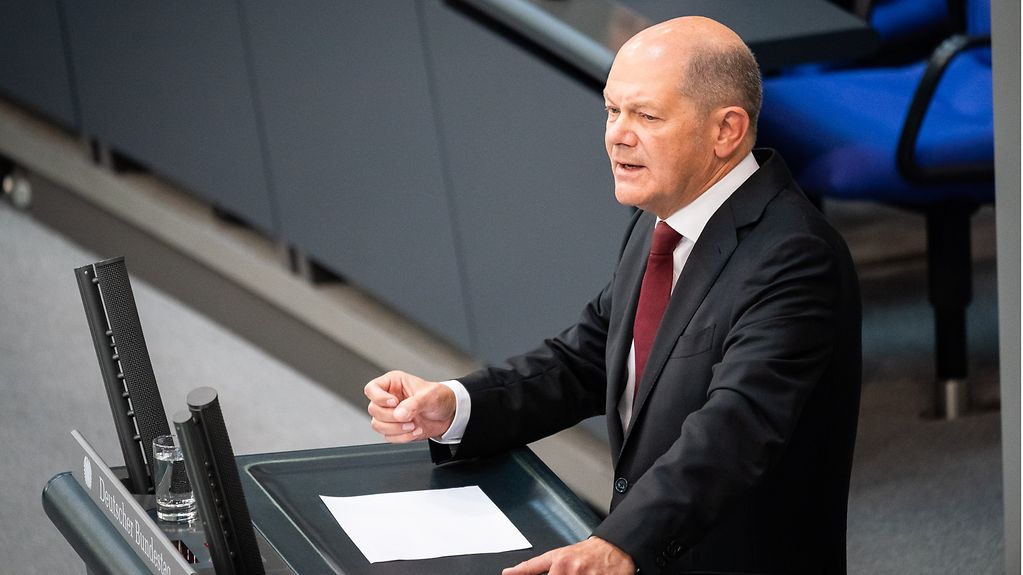 Bundeskanzler Scholz während der Haushaltsdebatte am Rednerpult des Bundestages.