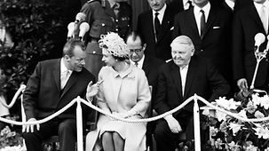 Willy Brandt, Regierender Bürgermeister von Berlin (l.), im Gespräch mit Königin Elizabeth II. von Großbritannien (M.) vor dem Schöneberger Rathaus. Rechts: Bundeskanzler Ludwig Erhard
