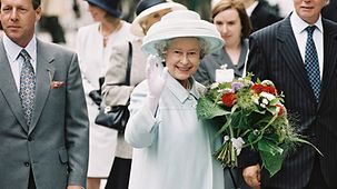Anlässlich der Einweihung der britischen Botschaft in Berlin, besucht Königin Elizabeth II. vom 17.-18. Juli 2000 Berlin.