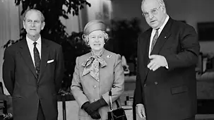 Zwei Jahre nach der deutsch-deutschen Wiedervereinigung ist das britische Staatsoberhaupt erneut zu einem Staatsbesuch in Deutschland. Begrüßt wird sie unter anderem von Bundeskanzler Helmut Kohl.323716.jpg