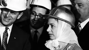 Großbritanniens Königin Elizabeth II. (mit Helm) und Prinz Philip, Herzog von Edinburgh besuchen das Hüttenwerk von Mannesmann in Huckingen bei Duisburg.