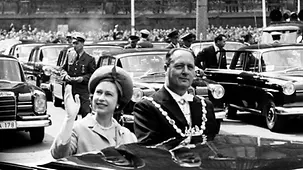 Theo Burauen, Oberbürgermeister von Köln, fährt mit Königin Elizabeth II. von Großbritannien im offenen Wagen durch die Stadt.