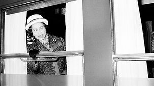 Im Mai 1978 besucht die Queen bei einem zweiten Staatsbesuch die Bundesrepublik. Hier ist sie im Zug am Bonner Hauptbahnhof zu sehen.