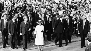 Tausende Menschen jubeln der Königin und Bundeskanzler Helmut Schmidt auf dem Ku´damm zu.