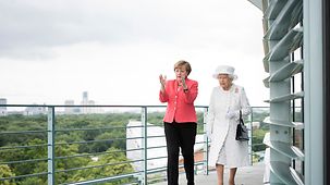 Bundeskanzlerin Angela Merkel unterhält sich mit der britischen Königin Elizabeth II.