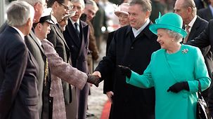 Bundespräsident Horst Köhler und Königin Elizabeth II. begrüßen Mitglieder der englischen Delegation.