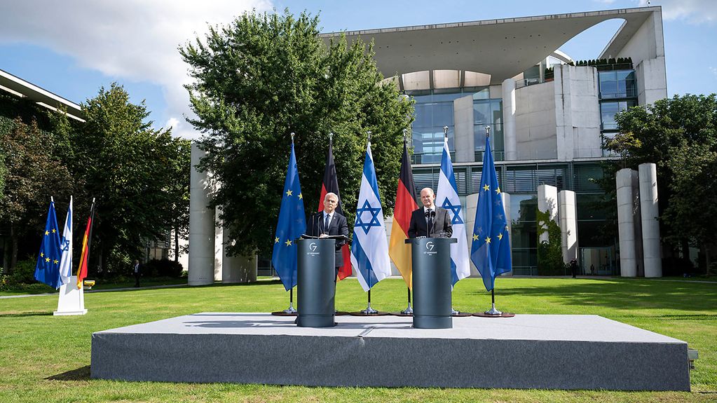 Le chancelier fédéral Olaf Scholz et le premier ministre israélien Yaïr Lapid lors de leur conférence de presse commune
