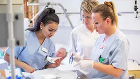 Krankenpflegeausbildung im Krankenhaus Reinbek St. Adolf-Stift auf der eigens dafuer eingerichteten Schulungsstation (Station 11).