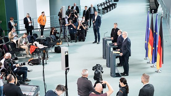 Federal Chancellor Olaf Scholz, Federal Minister for Economic Affairs and Climate Protection Robert Habeck and Brandenburg’s state premier Dietmar Woidke issuing a press statement.