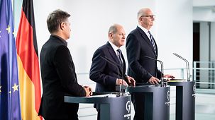 Federal Chancellor Olaf Scholz, Federal Minister for Economic Affairs and Climate Protection Robert Habeck and Dietmar Woidke, Brandenburg’s state premier, at a press statement.