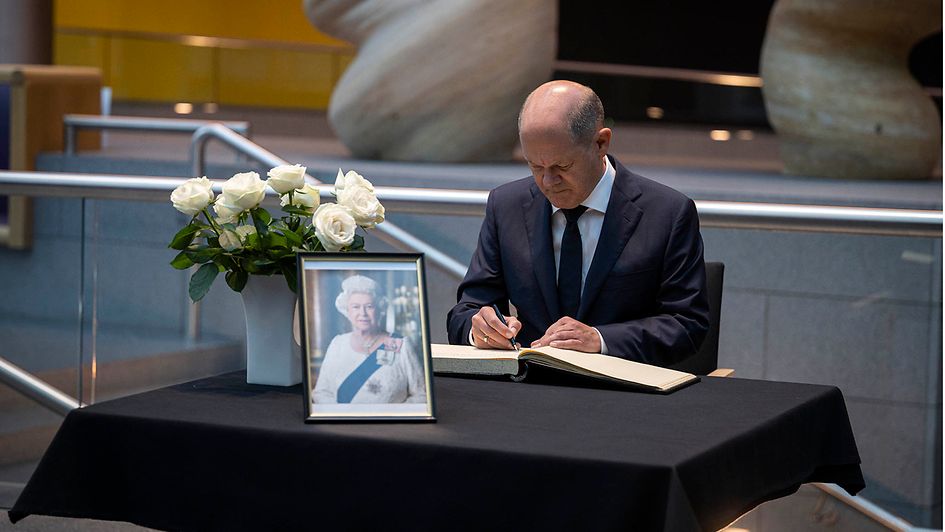 Federal Chancellor Olaf Scholz makes his entry in the condolence book for Queen Elizabeth II.