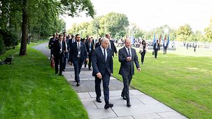 Federal Chancellor Olaf Scholz in conversation with Israeli Prime Minister Jair Lapid in the garden of the Chancellery.
