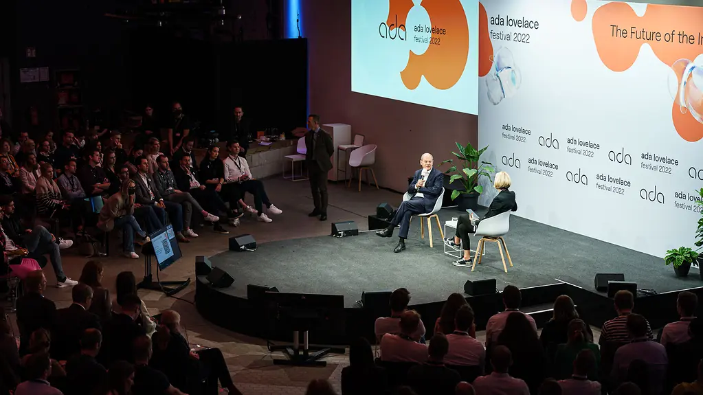Federal Chancellor Olaf Scholz talking to Miriam Meckel.