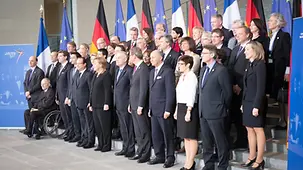 Familienfoto auf der Treppe des Foyers im Bundeskanzleramt.