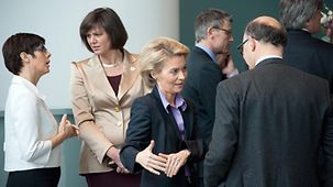 Aigner und von der Leyen im Gespräch mit französischen Kabinettsmitgliedern