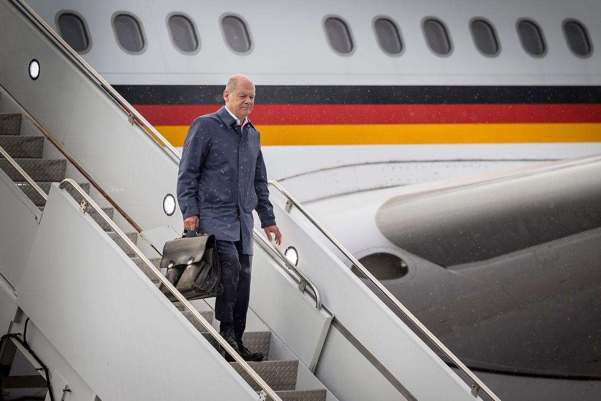 Bundeskanzler Olaf Scholz beim Verlassen des Flugzeugs.