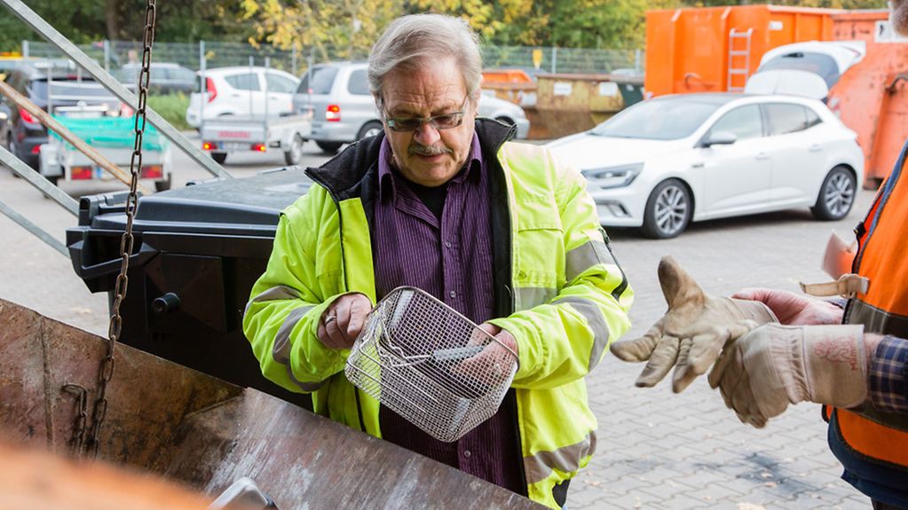 Senior auf dem Recyclinghof in Bodenheim.