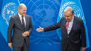 Antonio Guterres, Generalsekretär der Vereinten Nationen, begrüßt Bundeskanzler Olaf Scholz.