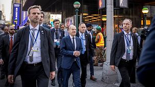 Bundeskanzler Olaf Scholz geht über einen Straße in New York.