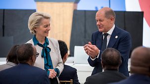 Bundeskanzler Olaf Scholz in New York neben Ursula von der Leyen, Präsidentin der Europäischen Kommission.