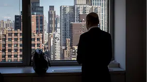 Bundeskanzler Olaf Scholz am FEnster und blickt auf New York.