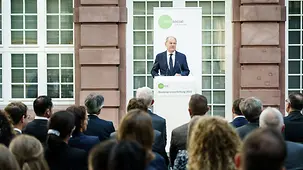 Bundeskanzler Olaf Scholz bei der Verleihung von Start social.