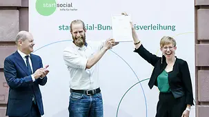 Bundeskanzler Olaf Scholz bei der Verleihung des Startsocial-Sonderpreises an den Bonner Verein für Pflege- und Gesundheitsberufe e.V., im Rahmen der "startsocial"-Preisverleihung
