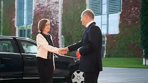 Bundeskanzler Olaf Scholz begrüßt Maia Sandu, Präsidentin Moldaus.