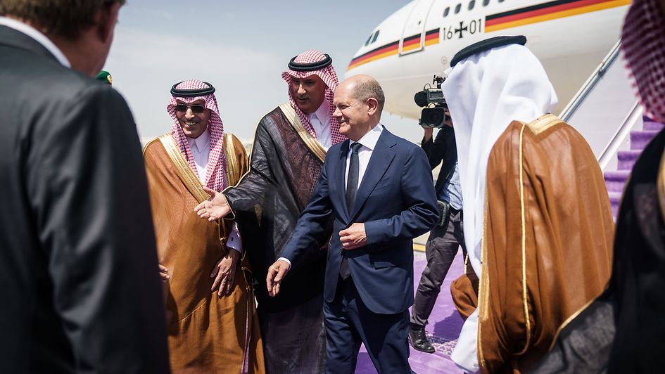 Bundeskanzler Scholz bei seiner Ankunft in Saudi-Arabien