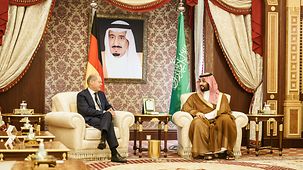 Bundeskanzler Olaf Scholz spricht in Dschidda mit Kronprinz Mohammed bin Salman.