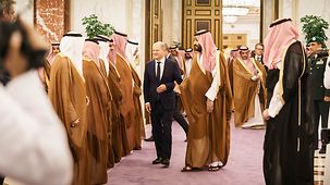 Bundeskanzler Olaf Scholz mit Mohammed bin Salman al-Saud, Kronprinzen des Königreiches Saudi-Arabien.