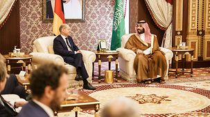 Bundeskanzler Olaf Scholz im Gespräch mit Mohammed bin Salman al-Saud, Kronprinzen des Königreiches Saudi-Arabien.