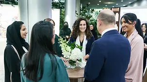 Bundeskanzler Olaf Scholz im Gespräch mit Frauen.